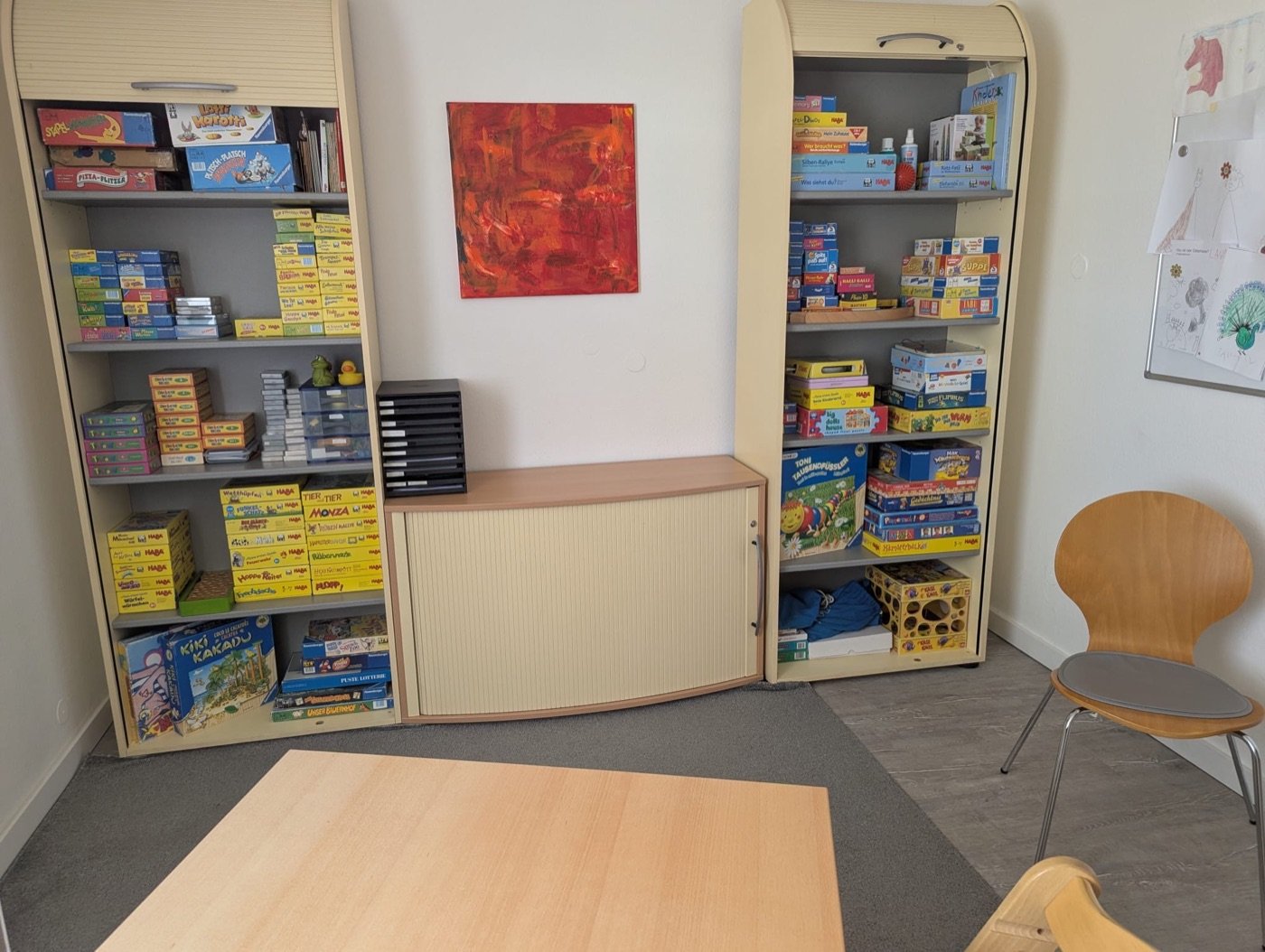 Therapieraum mit Deckenschaukel und Bewegungselementen